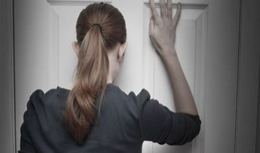 Bewoner wacht voor een gesloten deur in Reuver